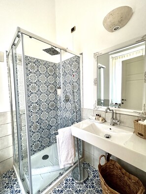 Comfort Suite, 1 King Bed with Sofa bed, Terrace, Garden View | Bathroom | Shower, rainfall showerhead, free toiletries, hair dryer - Villa Cavalieri Country Hotel (Pula)