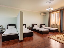 Caja de seguridad en la habitación y escritorio 