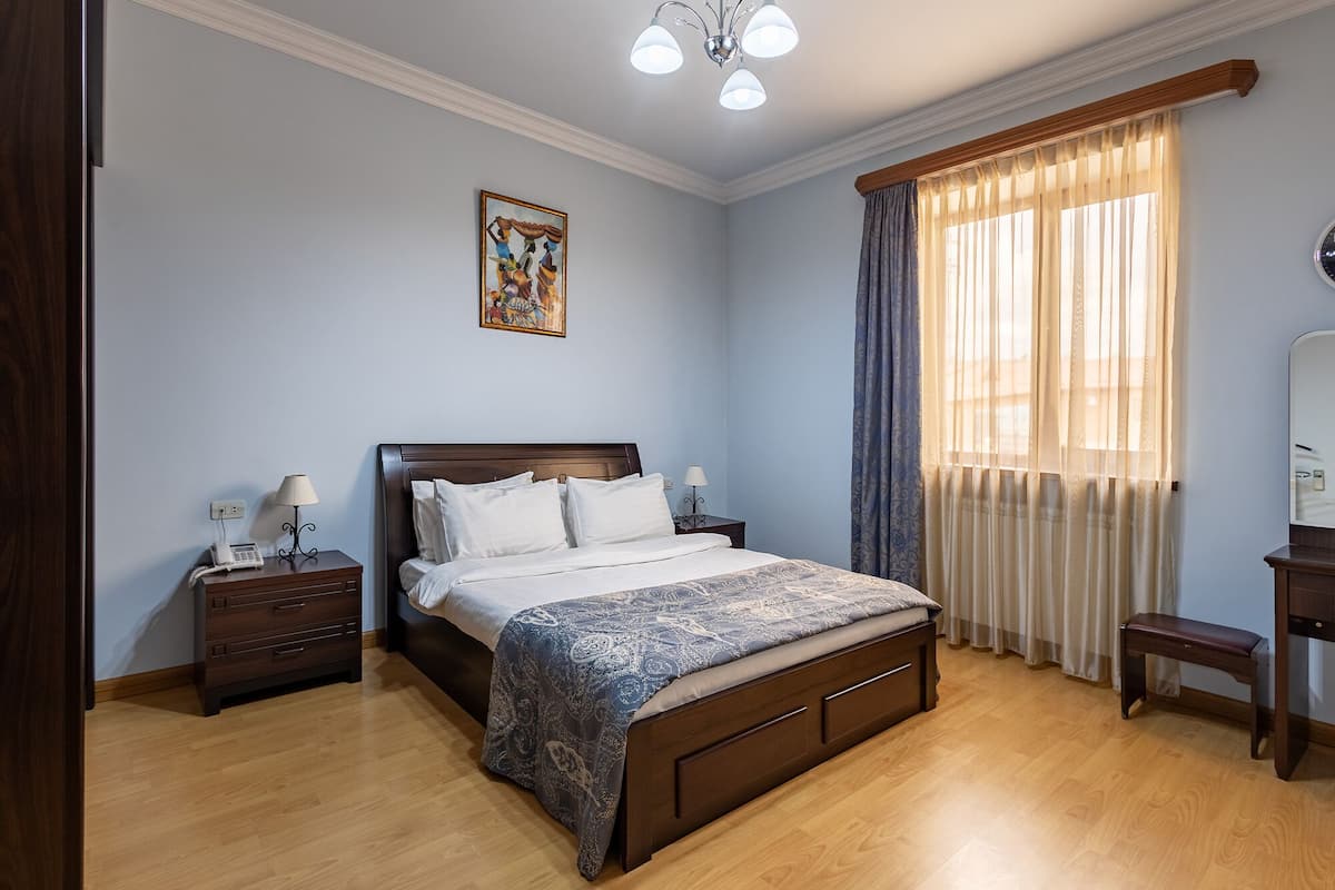 deluxe double room, 1 bedroom | 1 bedroom, in-room safe, desk, laptop workspace