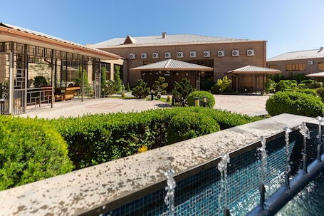 Restaurant. La Defense Hotel Yerevan
