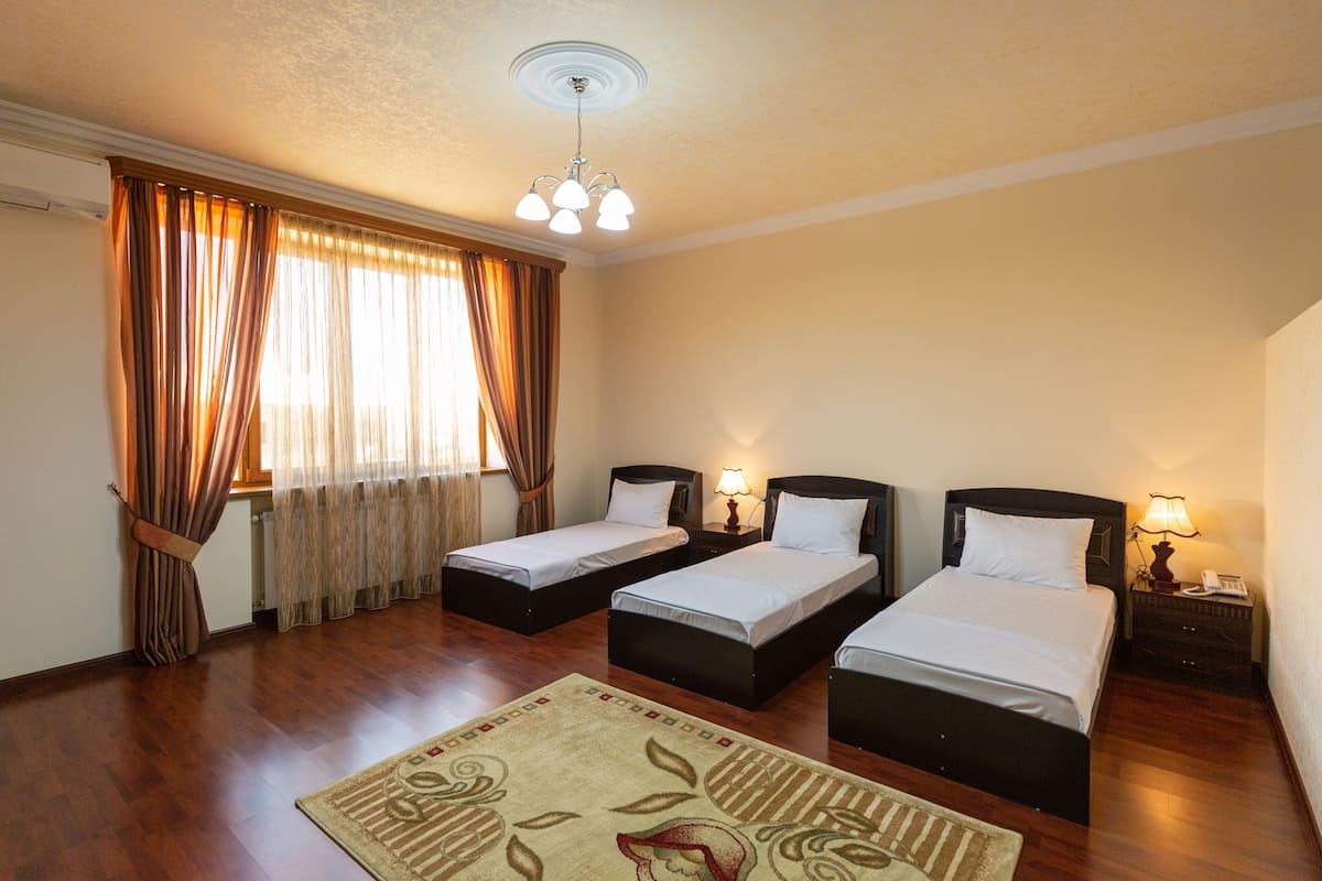 Superior Triple Room | Peti besi dalam bilik, meja, ruang kerja komputer riba, kalis bunyi