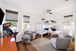 3 多间卧室、  熨斗/熨衣板、免费 WiFi、床单