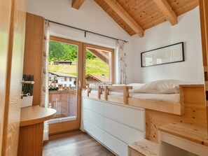 2 bedrooms, desk, travel cot, free WiFi