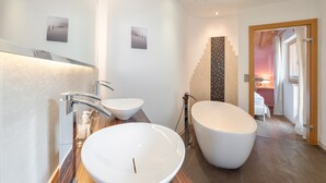 Badekar, håndklær, såpe og toalettpapir