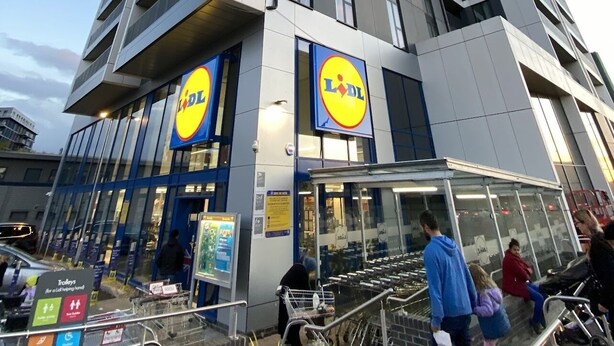 Monikerroksinen rakennus, jonka alakerrassa sijaitsee suuri ja näkyvä Lidl-myymälä. Rakennuksessa on suuret lasi-ikkunat ja moderni arkkitehtoninen ilme.