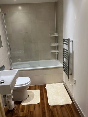 Appartement | Salle de bain | Douche, séchoir à cheveux, serviettes fournies, savon