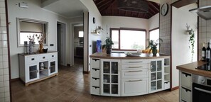 Fridge, microwave, oven, stovetop - Romántica Villa de 96 m con Exteriores Llenos de Naturaleza (Breña Alta San Isidro)