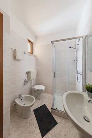 Dusj, hårføner, håndklær og såpe