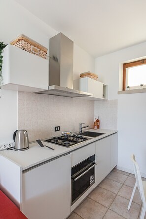 Kühlschrank, Mikrowelle, Ofen, Geschirrspüler