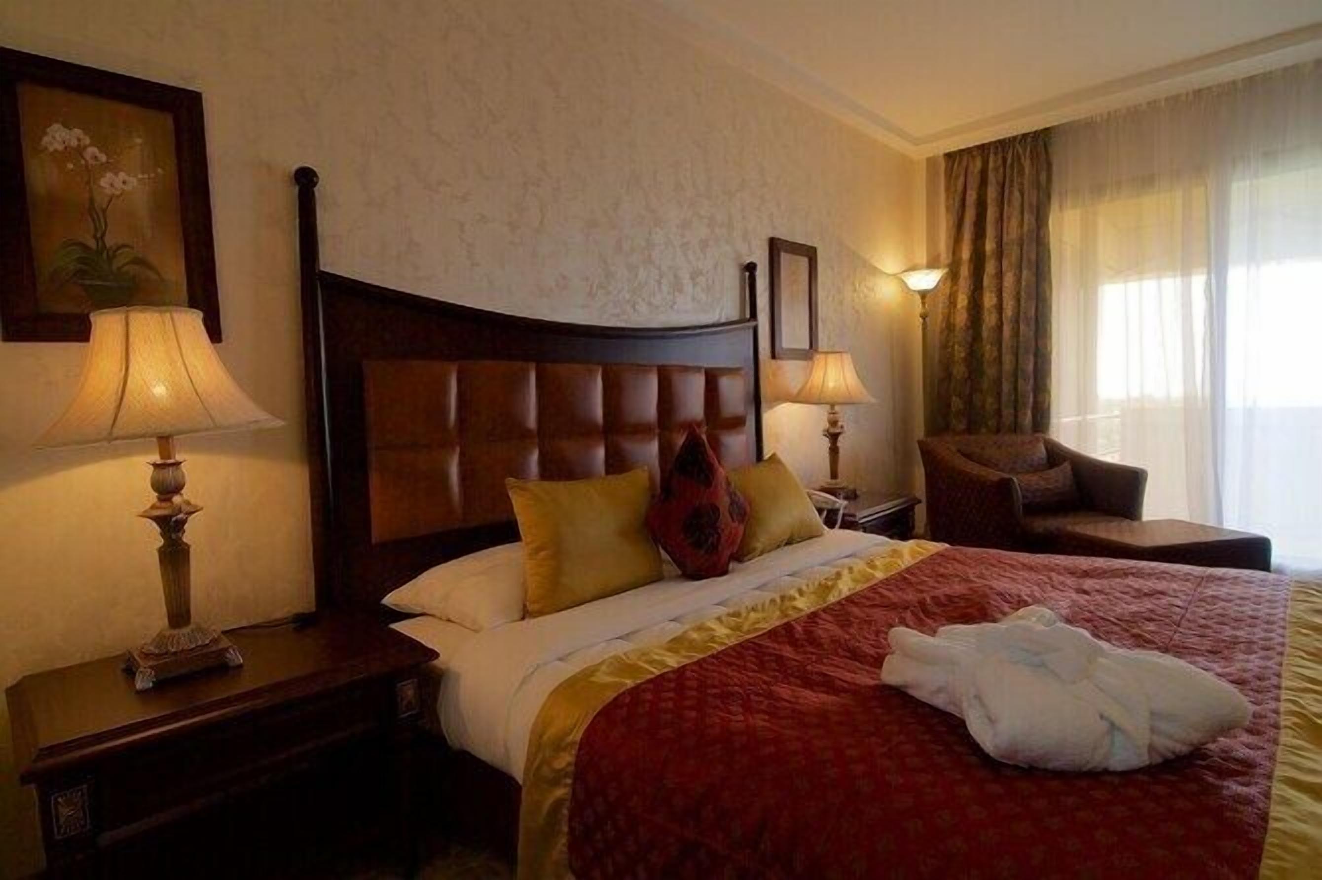 Minibar, coffres-forts dans les chambres, rideaux occultants