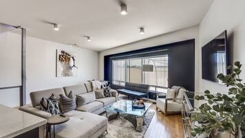 Smart-tv, bordsfotboll och ett bordtennisbord