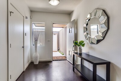 Modern 4 Story Townhome -5 minutes walk to Deep Ellum & Fair Park!