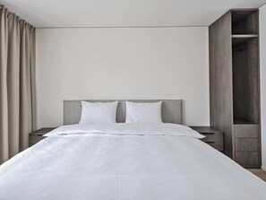 Residence Apartment | Seprai premium, brankas, meja kerja, dan ruang kerja ramah laptop