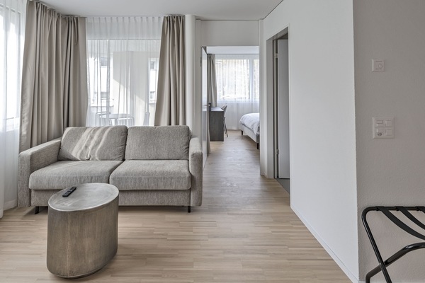 Superior Apartment | Ruang tamu | 43 cm televisyen skrin rata dengan digital, pejabat