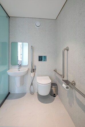 Standard Room, 1 King Bed | Bathroom