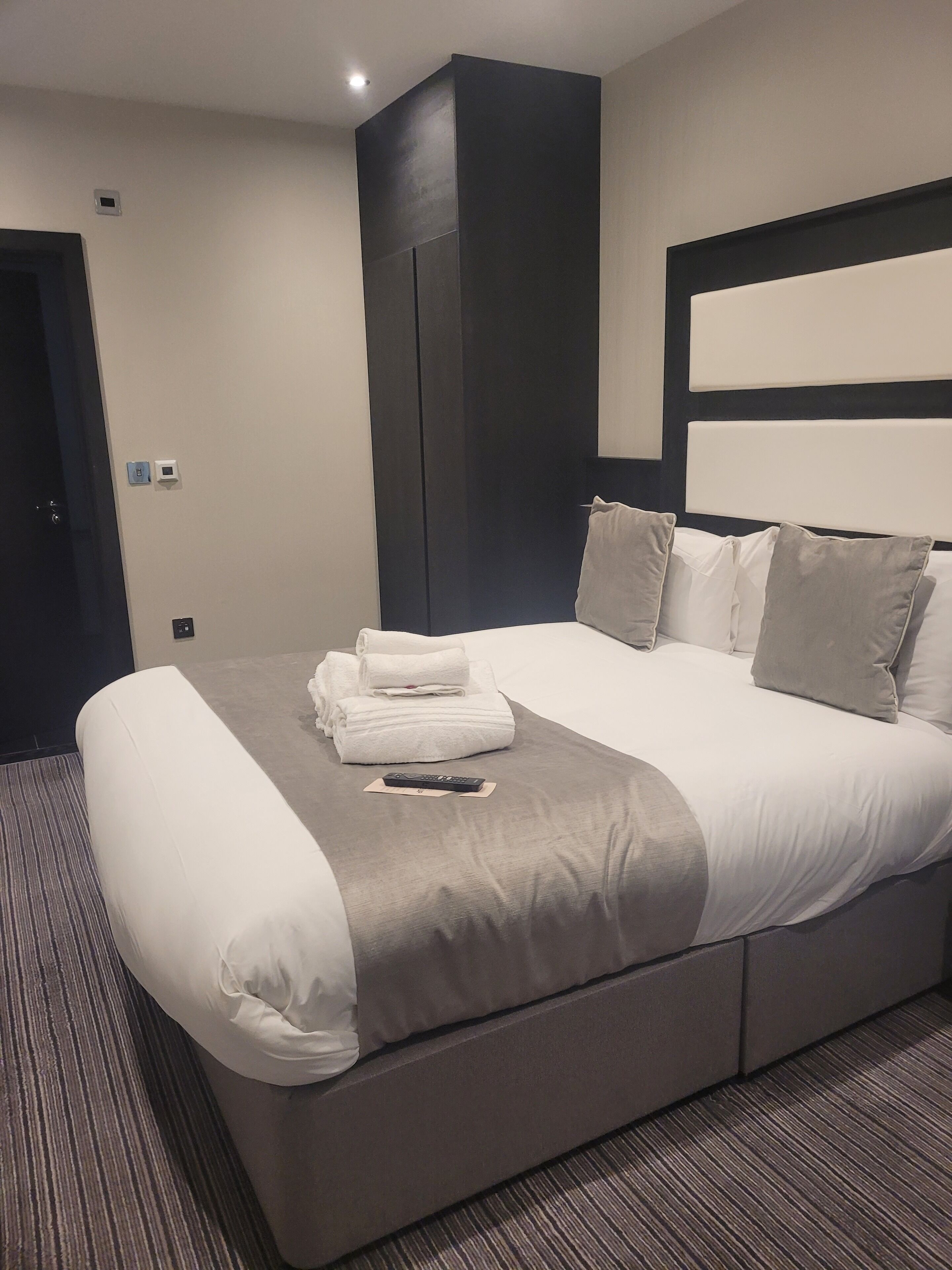 economy double room | 1 bedroom, in-room safe, desk, laptop workspace