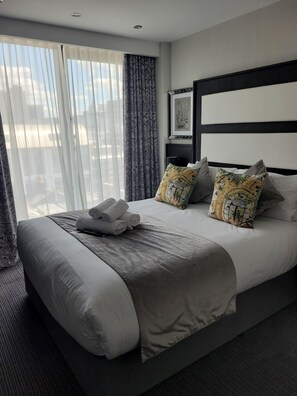 Junior Suite | In-room safe, desk, laptop workspace, blackout drapes - Hatton Garden Hotel (London)