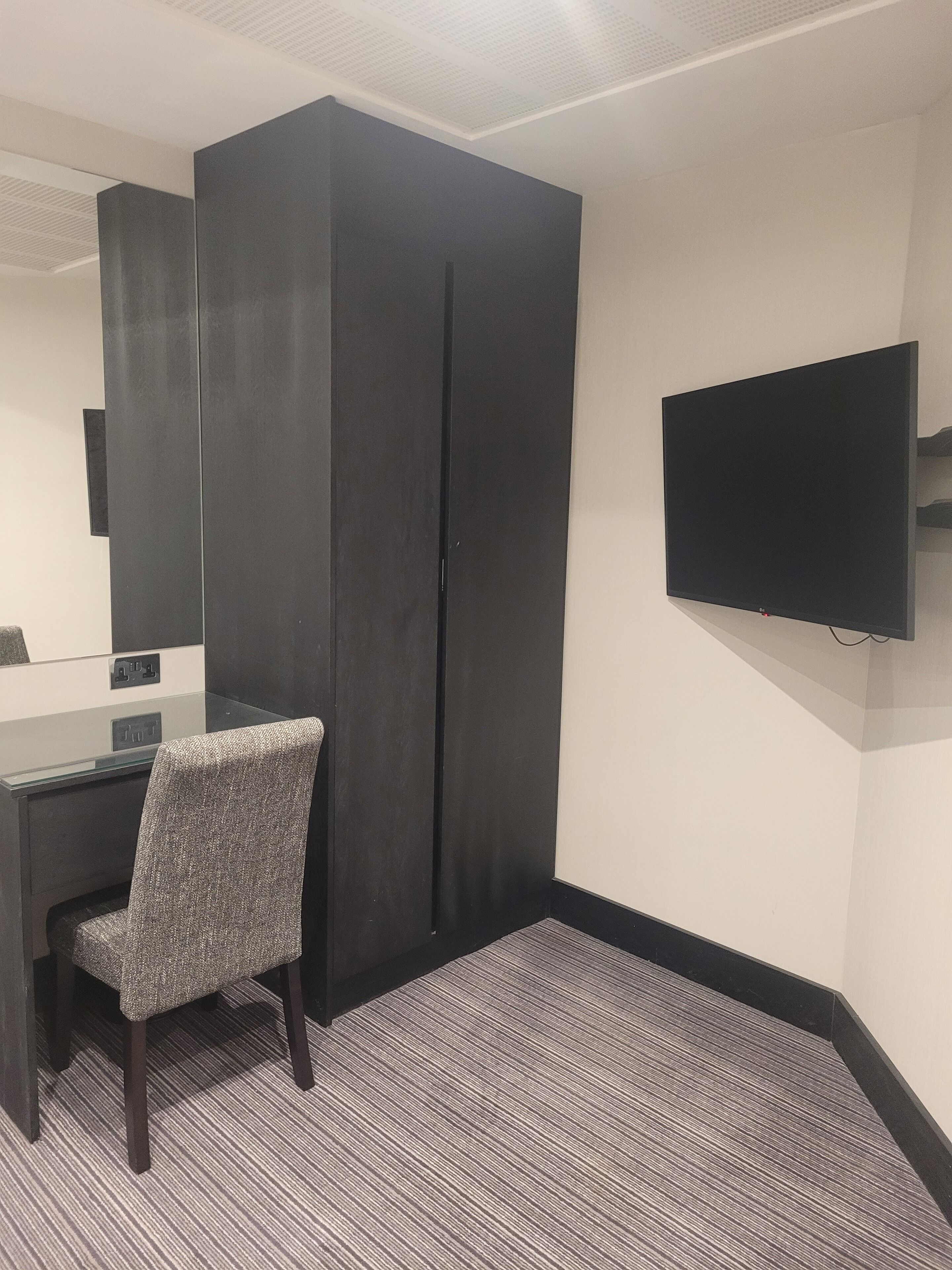 economy double room | 1 bedroom, in-room safe, desk, laptop workspace