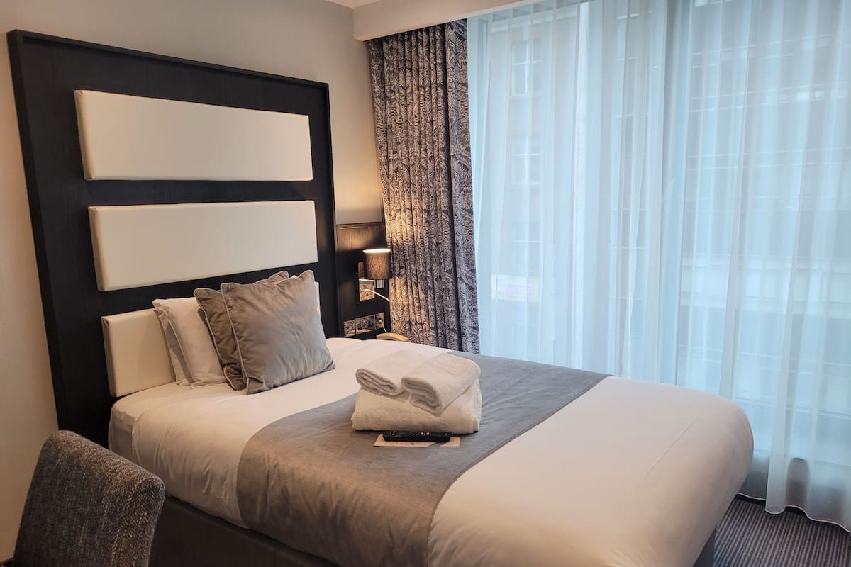 Small Double Room | 객실 내 금고, 책상, 노트북 작업 공간, 암막 커튼