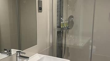 Shower, rainfall showerhead, free toiletries, hair dryer