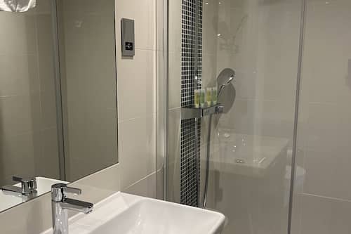 Shower, rainfall showerhead, free toiletries, hair dryer