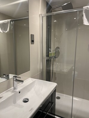 Shower, rainfall showerhead, free toiletries, hair dryer - Hatton Garden Hotel (London)