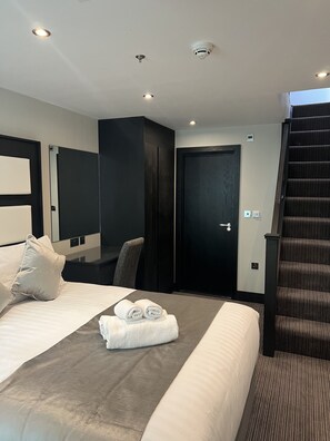 Executive Suite | In-room safe, desk, laptop workspace, blackout drapes - Hatton Garden Hotel (London)