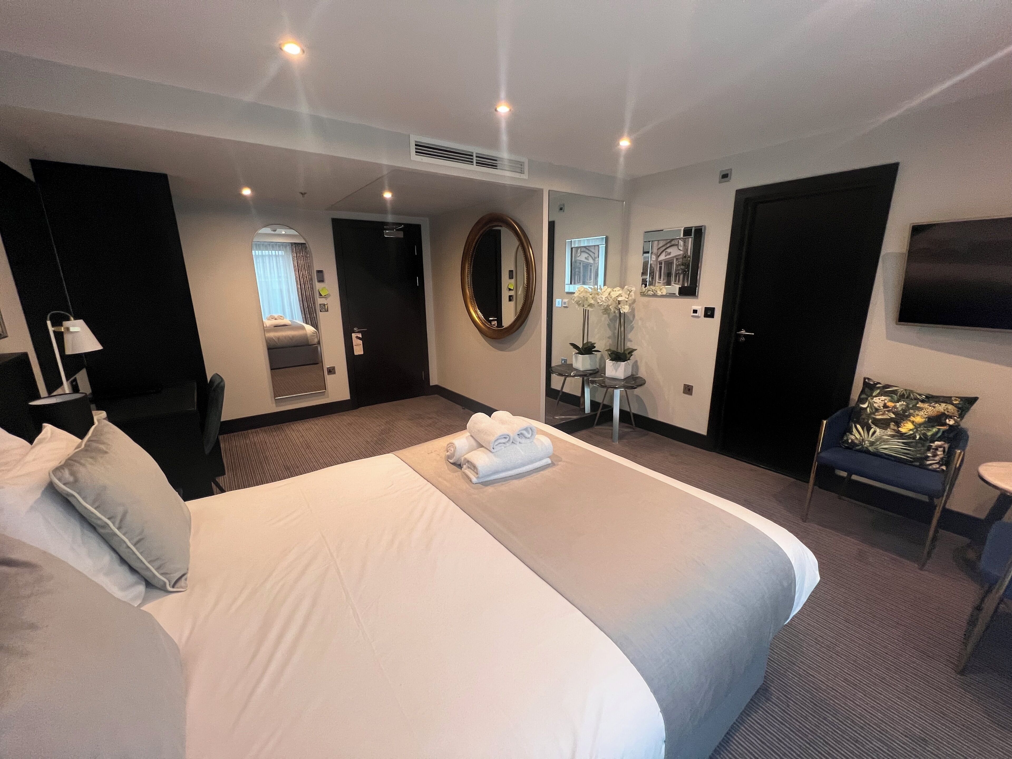 Junior-Suite, Balkon | Zimmersafe, Schreibtisch, laptopgeeigneter Arbeitsplatz