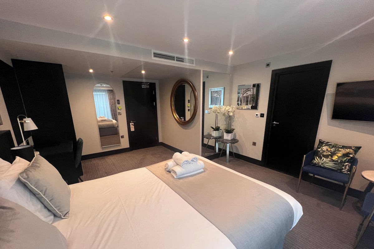 Junior-Suite, Balkon | Zimmersafe, Schreibtisch, laptopgeeigneter Arbeitsplatz