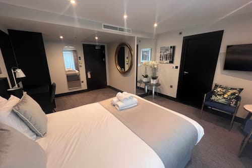 Junior Suite, Balcony | In-room safe, desk, laptop workspace, blackout curtains