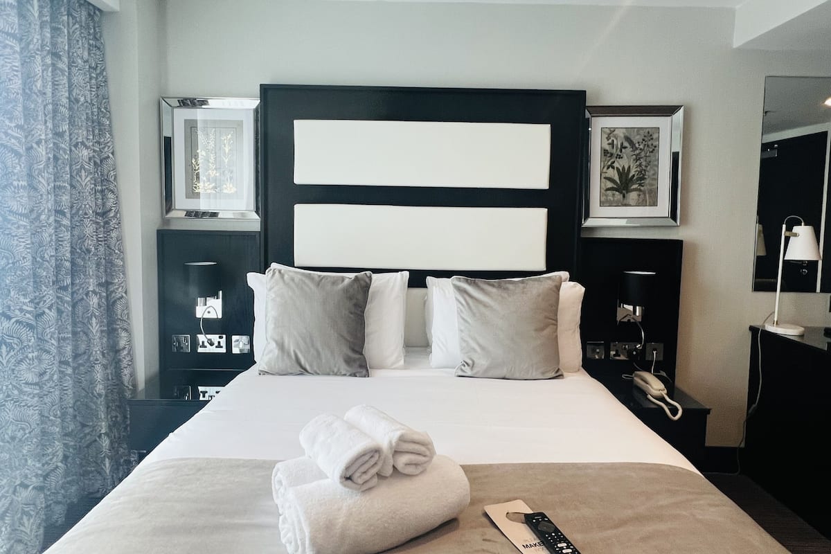 Junior-Suite, Balkon | 1 Schlafzimmer, Zimmersafe, Schreibtisch, laptopgeeigneter Arbeitsplatz