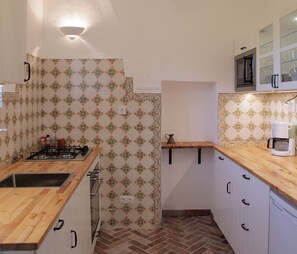 Kjøleskap, mikrobølgeovn, ovn og kokeplater