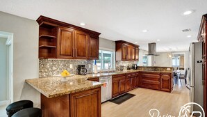 House | Private kitchen | Eco-friendly cleaning products - Resort 7 BR with POOL & Fun-spaces (Davie)