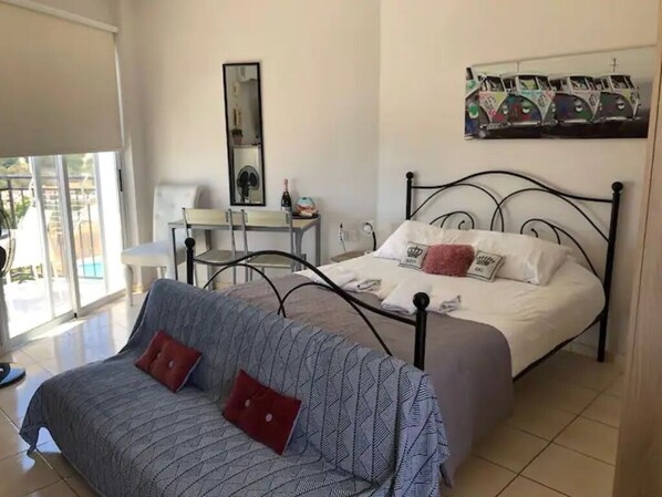 1 chambre, coffre-fort, fer et planche à repasser