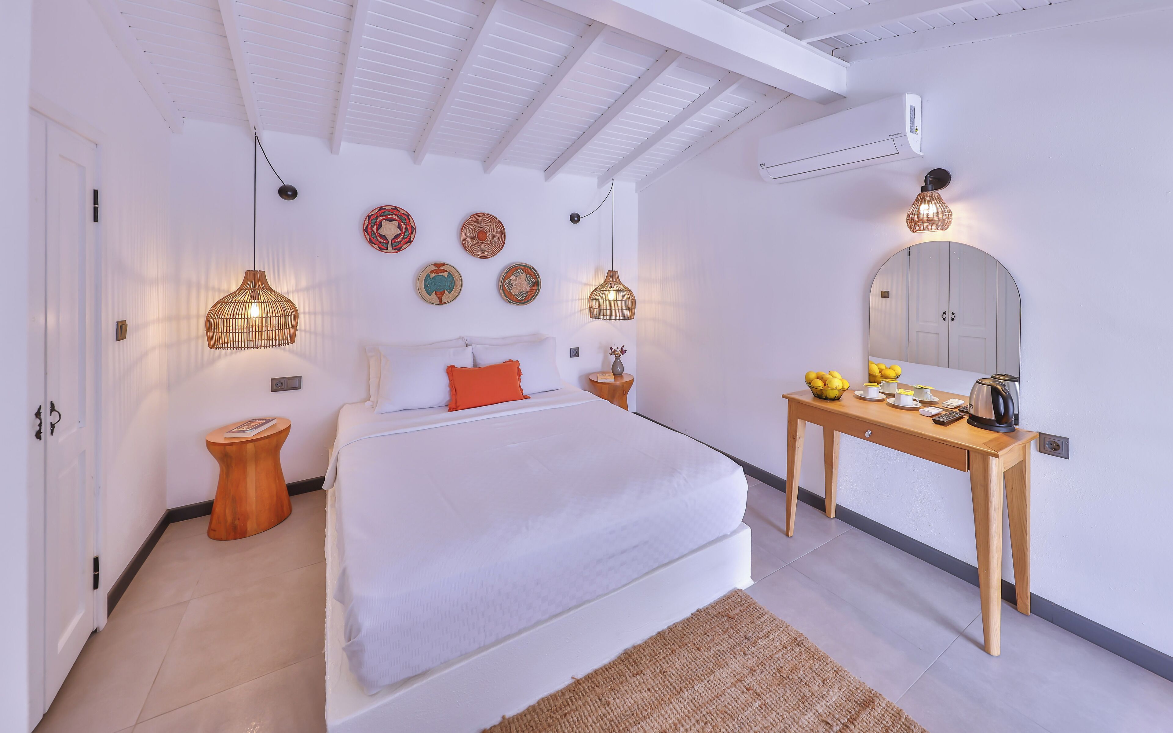 Deluxe Pool Room | Free minibar, individually decorated, individually furnished, free WiFi