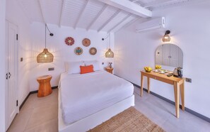 Minibar con artículos gratuitos y decoración personalizada 