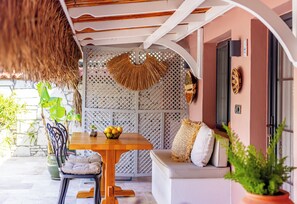 Deluxe Pool Room | Área de estar | TV LED 82 polegadas com canais via satélite, TV