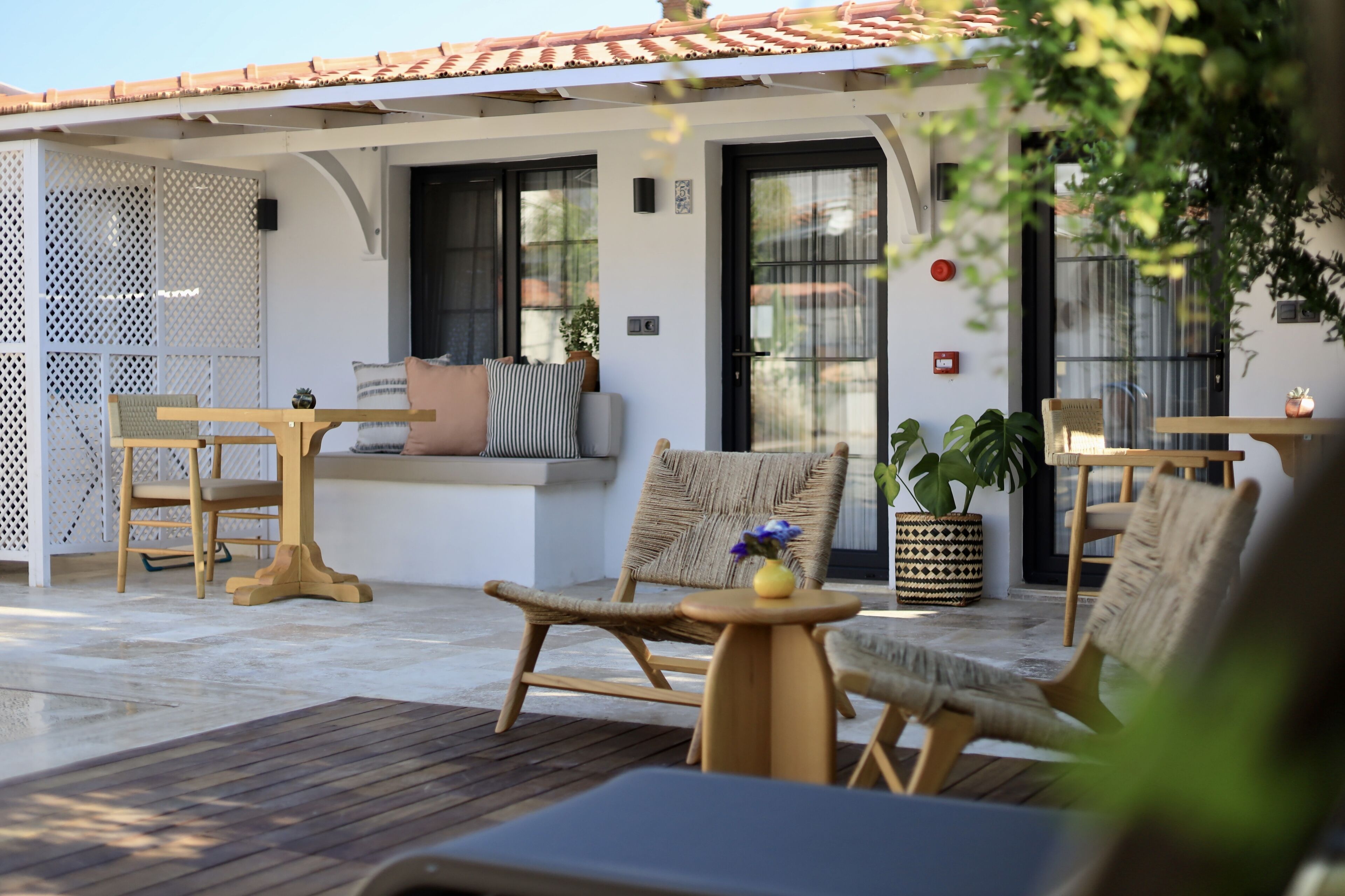 Deluxe Pool Room | Living area | 82-inch LED TV with satellite channels, TV