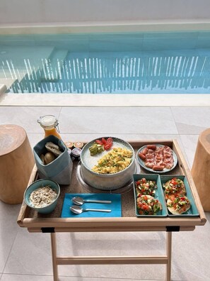 Free daily continental breakfast - Opalia Suites (Santorini)