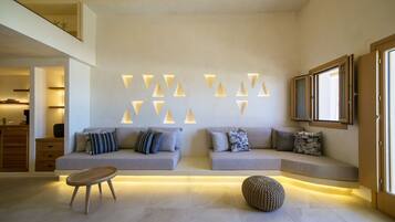 Quarto triplo júnior | Área de estar | TV de tela plana 55 polegadas com canais digitais, TV