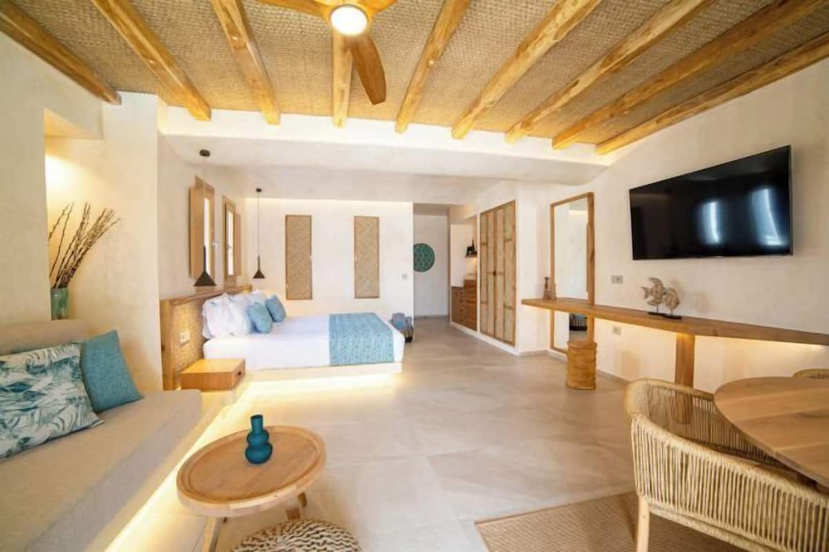 1 bedroom, premium bedding, minibar, in-room safe