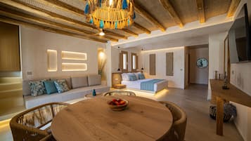 Habitación triple superior | Ropa de cama de alta calidad y minibar