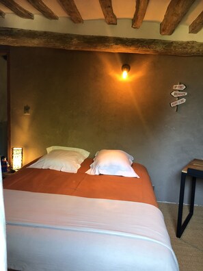 3 slaapkamers, een bureau, een strijkplank/strijkijzer, beddengoed