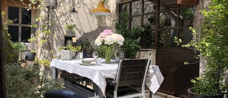 تناول الطعام بالخارج