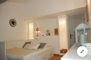 3 makuuhuonetta, työpöytä, silitysrauta/-lauta, vuodevaatteet