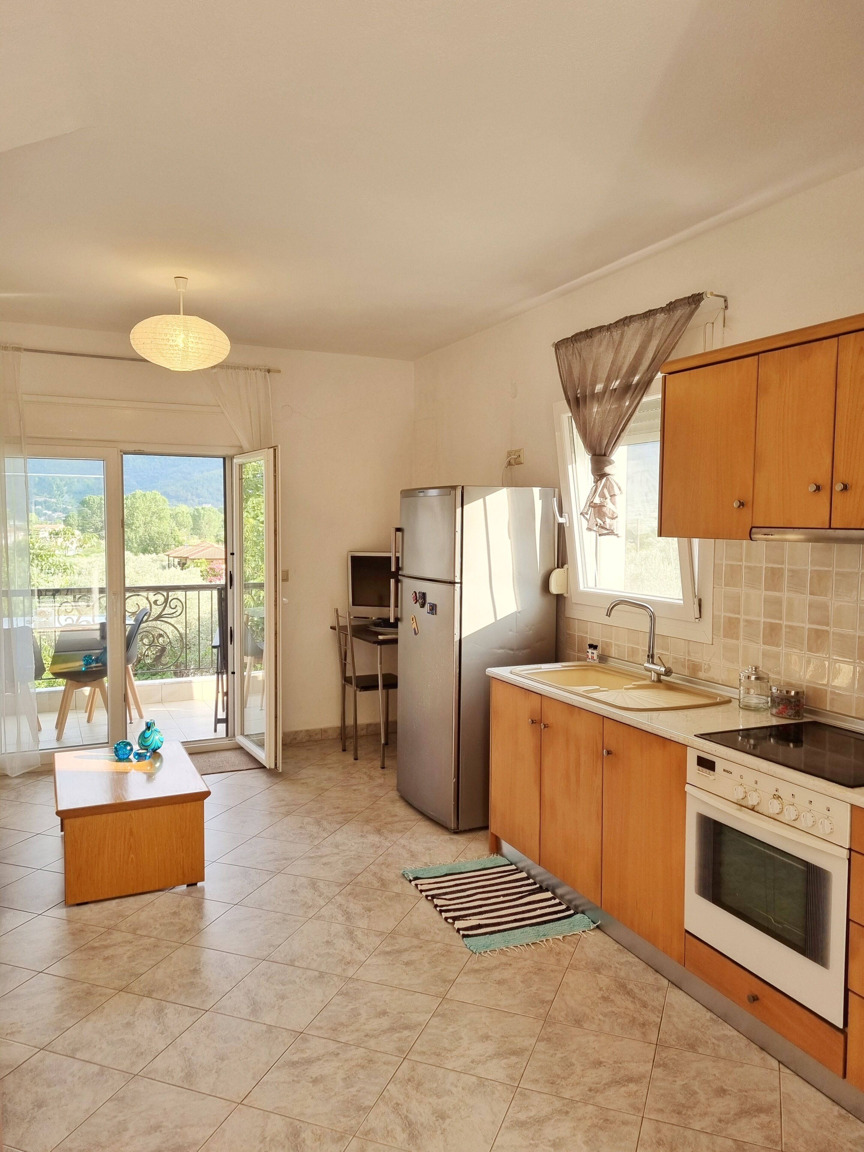 Jääkaappi, uuni, leivänpaahdin, keittoastiat/astiat/ruokailuvälineet