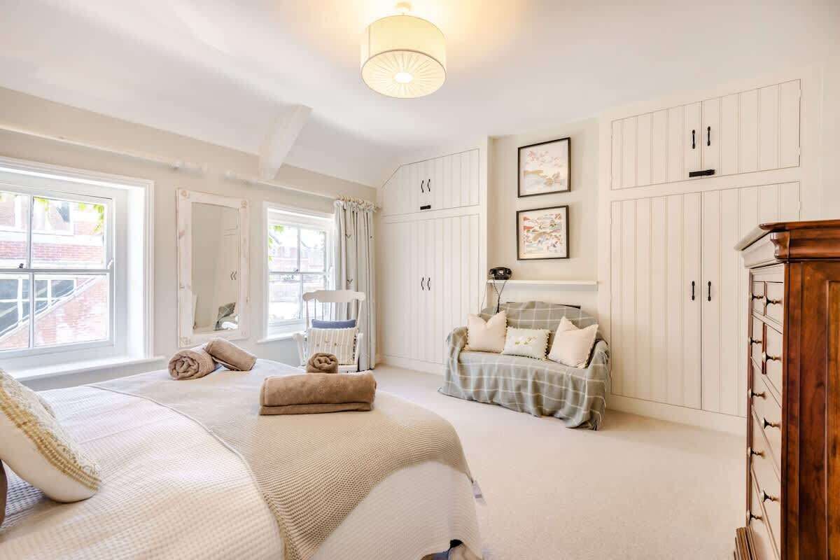 4 bedrooms, iron/ironing board, travel cot, free WiFi