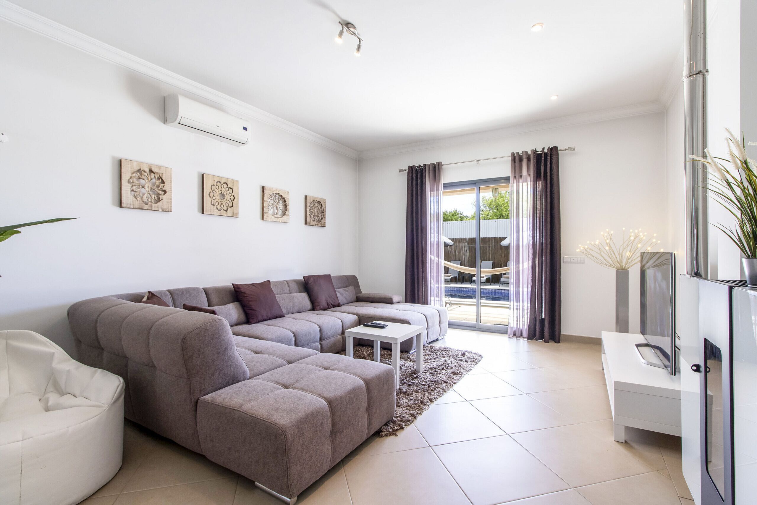 Fernseher, Kamin, DVD-Player