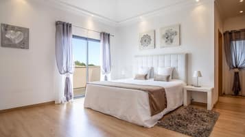 3 chambres, coffres-forts dans les chambres, fer et planche Ă repasser