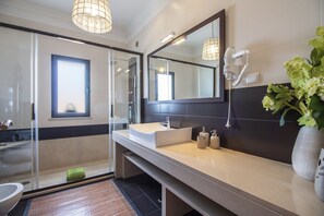 Dusche, Haartrockner, Handtücher